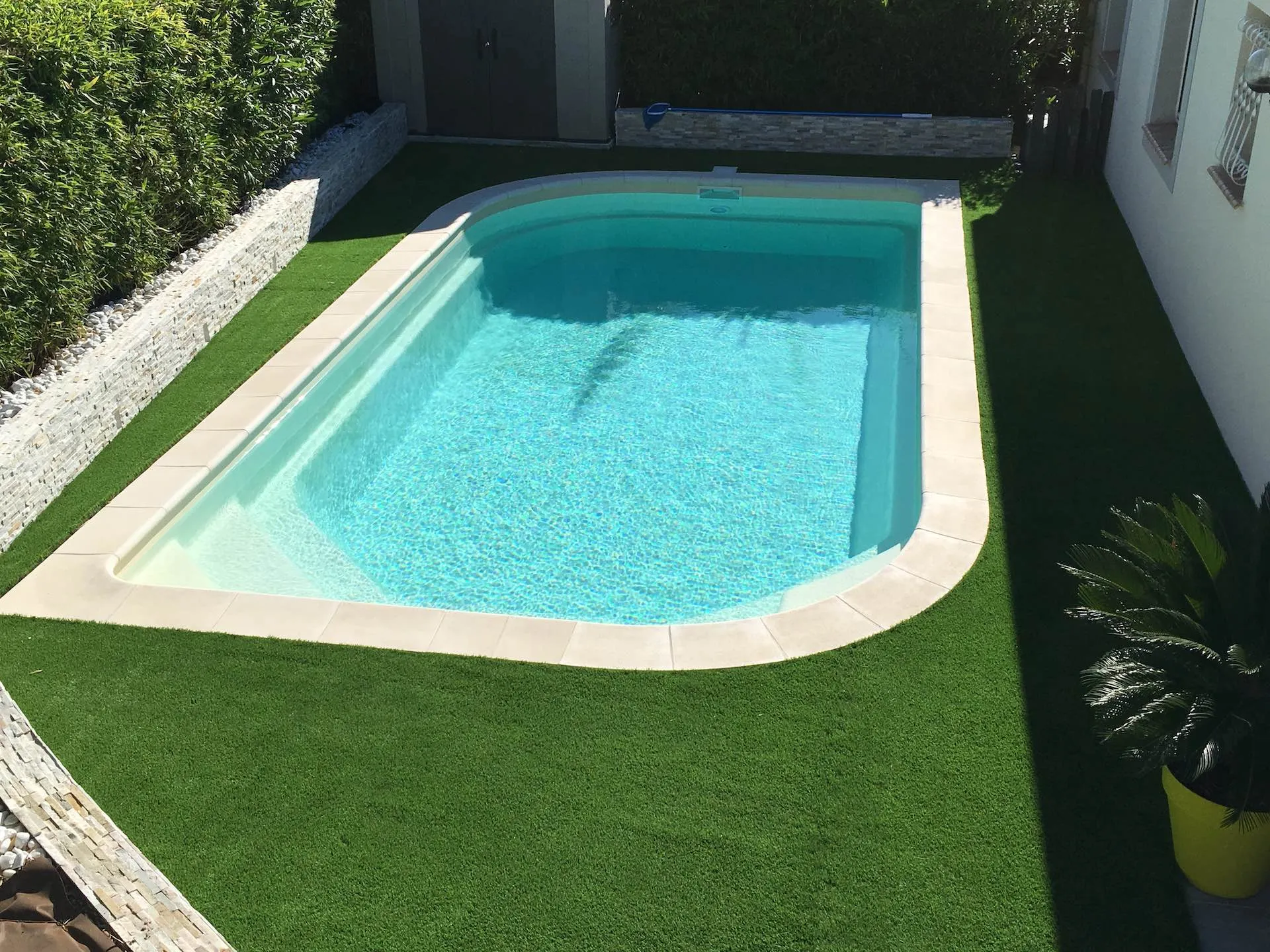 Gazon synthétique le long d'un muret
